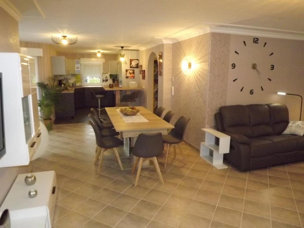 Grosszuegige Ferienwohnung Am Waldesrand Im Seenland Lauta Luaran gambar