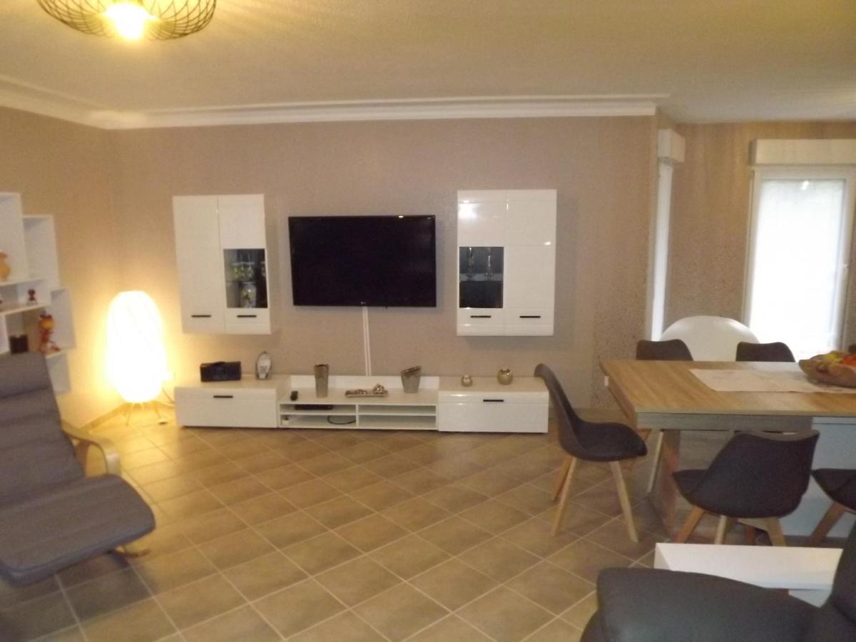 Grosszuegige Ferienwohnung Am Waldesrand Im Seenland Lauta Luaran gambar