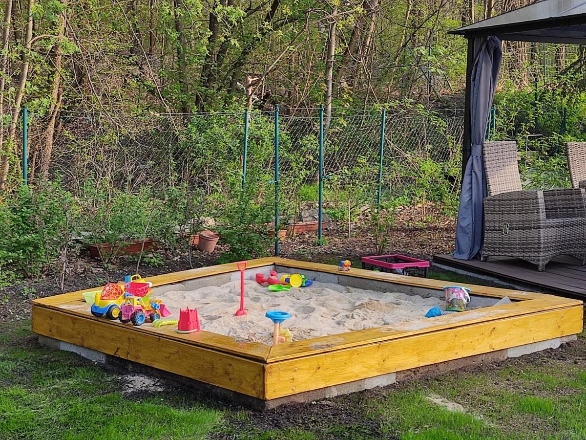 Grosszuegige Ferienwohnung Am Waldesrand Im Seenland Lauta Luaran gambar